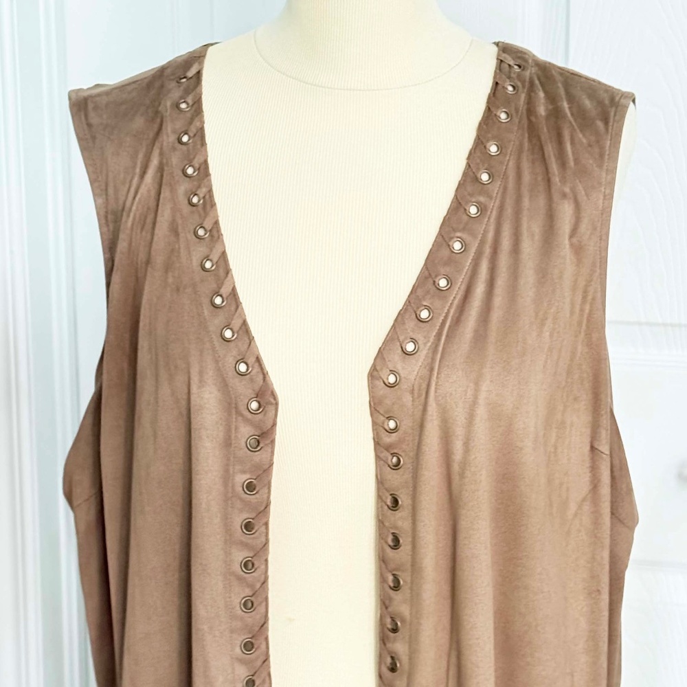 VEST, FAUX SUEDE, BEIGE, SIZE ONE SIZE PLUS, LONG BOTTOM FRINGE, by MARK, IN BAG